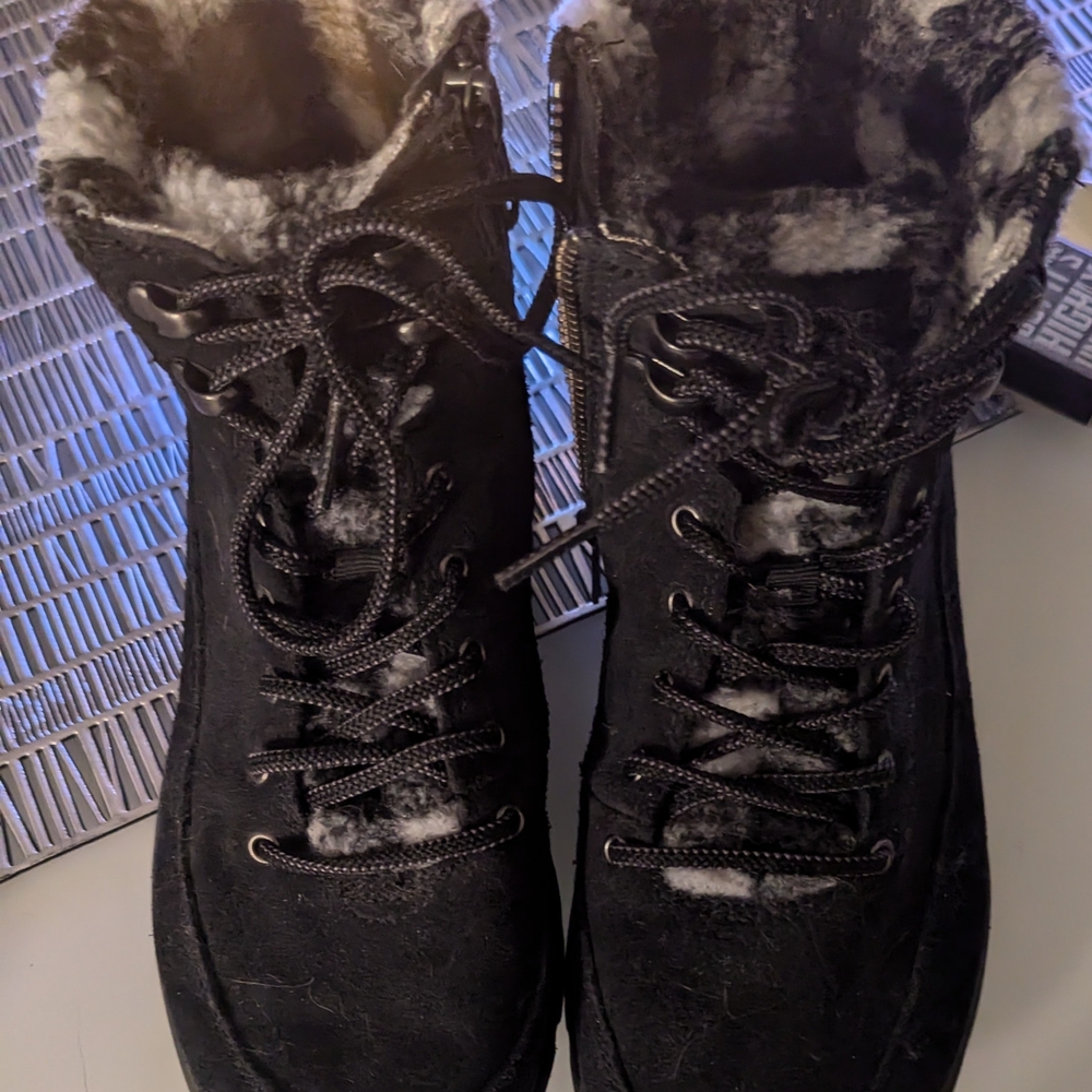 Skechers. W Memory Foam Black Winter Boots with Fur Lining. Size 6